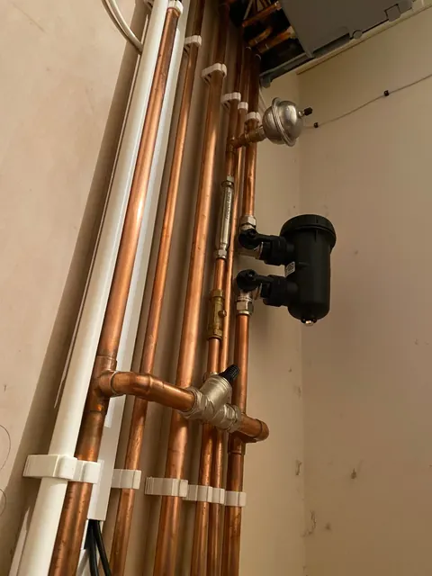 Central heating pipework with a magnetic system filter